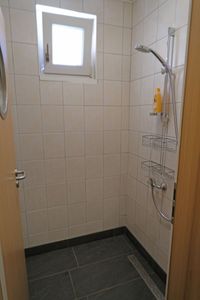 Badezimmer-Dusche mit Fenster