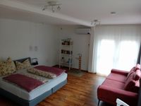 Schlafzimmer mit Doppelbett und Sofa