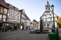 Zentrum von Uslar mit dem historischen Rathaus rechts und dem Hotel Menzhausen links